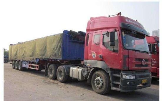 4、在高速路上的时候,要主动避让大货车,因为大货车刹车时的惯性很大,如果发生侧翻,被砸中生还的几率就很小了。