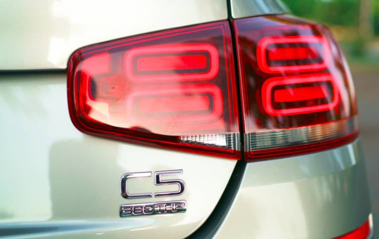 没毛病!这就是辆开着舒服坐着也舒服中级车