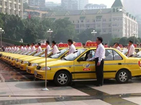 而且国内的出租车一般都是捷达、伊兰特、爱丽舍这类几万块的车,并且几乎是低配车,大部分由公司统一采用,没得选。