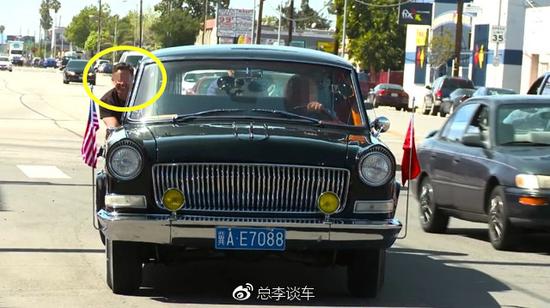 美国街头出现一辆红旗车，路口转弯的时候抛锚了，场面尴尬