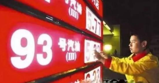 在汽车油箱里加一瓶酒精,真的能提升动力?
