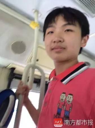 老太一见有人让座就拍照,她说年轻人没这义务