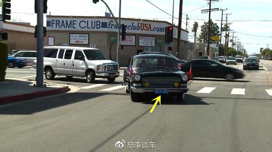 美国街头出现一辆红旗车，路口转弯的时候抛锚了，场面尴尬