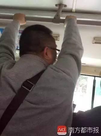 老太一见有人让座就拍照,她说年轻人没这义务