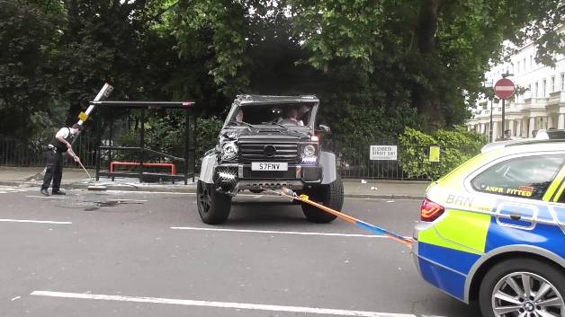 600万的奔驰大G说翻就翻,其中一辆竟然输给了本田飞度!