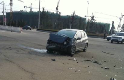 600万的奔驰大G说翻就翻,其中一辆竟然输给了本田飞度!