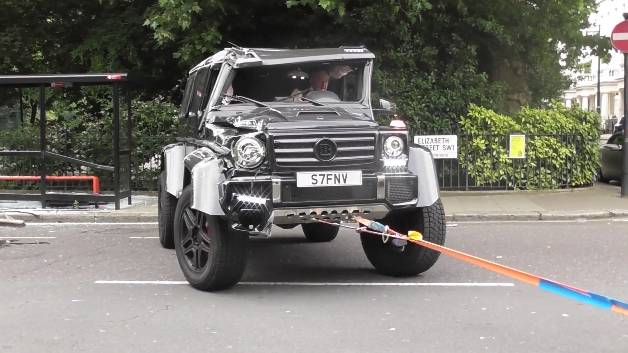 600万的奔驰大G说翻就翻,其中一辆竟然输给了本田飞度!