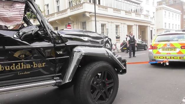 600万的奔驰大G说翻就翻,其中一辆竟然输给了本田飞度!