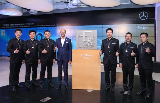 20170607_1496826045119583.jpg 02 南迪先生与2016年梅赛德斯-奔驰服务技能大师全球总决赛中获奖技师团队合影.jpg