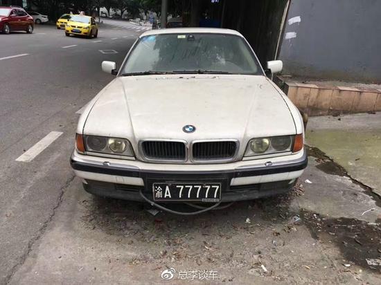 重庆牛牌僵尸车，300多万的顶级豪车停靠路边，路人感叹