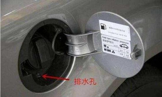 第二:发动机舱前风挡处