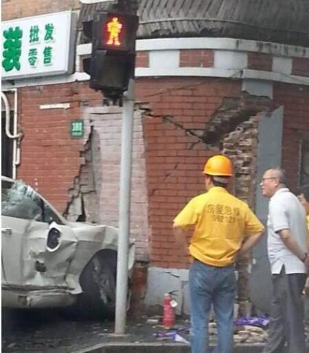 不过，幸好是没有发生人员伤亡，出事以后车主就不见了，都是司机来处理，车子也被4S店拖走了，大家开车一定要小心啊。