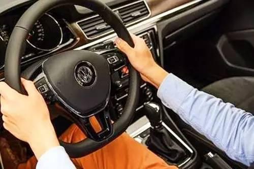 平底方向盘除了好看之外,真的实用吗?