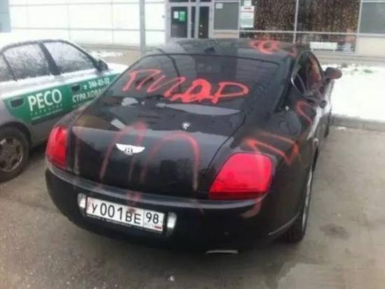 乱停车,直接坦克碾压!