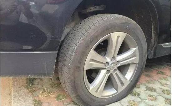 乱停车,直接坦克碾压!