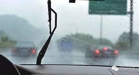 夏天停车,要把雨刷立起来!很多人还不知道!