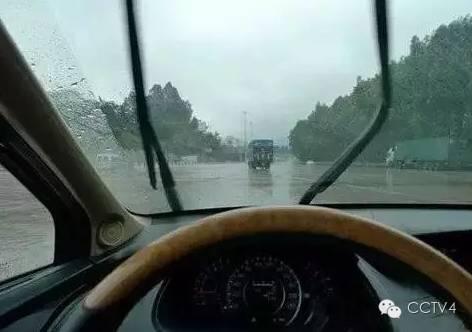 夏天停车,要把雨刷立起来!很多人还不知道!