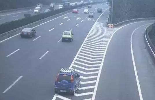 高速公路上特有的标记线,不怕丢分罚款怕丢命!