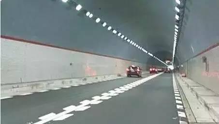 高速公路上特有的标记线,不怕丢分罚款怕丢命!