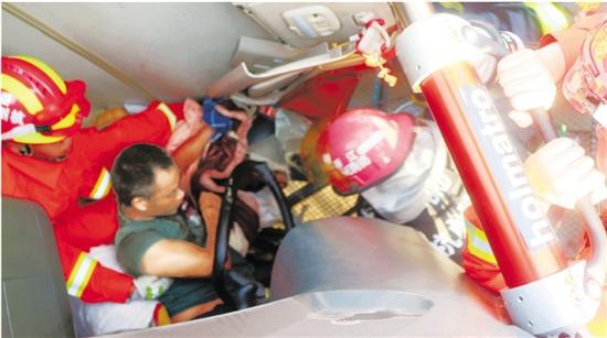 车祸切割救援有危险 消防员用身体护住司机(图)