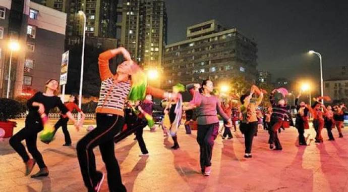 老年人为何“暴走”公路?一场离奇车祸引发的思考