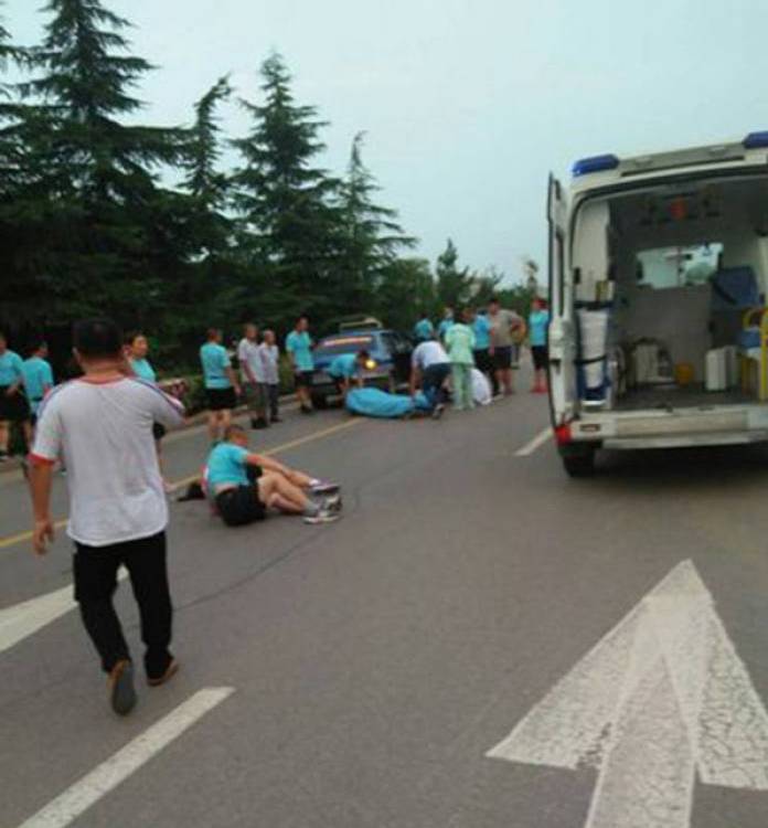 老年人为何“暴走”公路?一场离奇车祸引发的思考