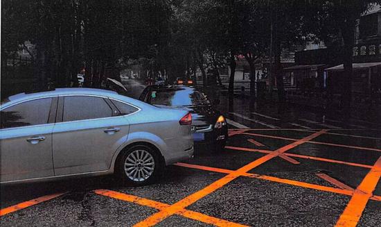 车辆掉头与转弯撞了,谁负主责?交警给的答案你想不到