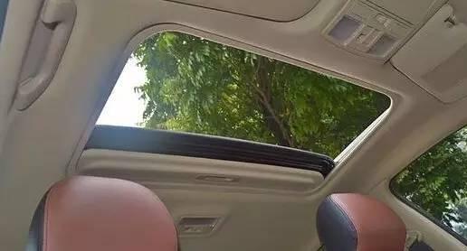 买车时多花1万块加个天窗,很多人是为了好看!竟不知应该这样用!!