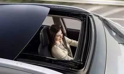 买车时多花1万块加个天窗,很多人是为了好看!竟不知应该这样用!!