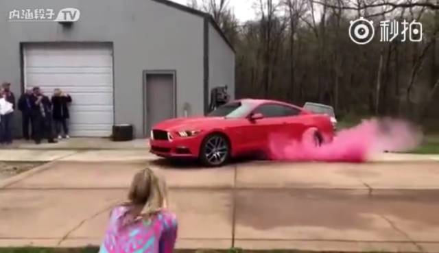 汽车屁股冒出惊人玛丽苏七彩尾烟,这是发生了啥