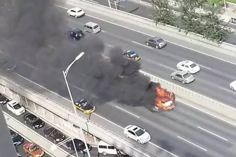 汽车屁股冒出惊人玛丽苏七彩尾烟,这是发生了啥