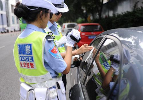 月工资多少 才能养得起一辆十万块钱的车