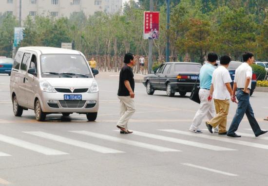 开车撞了闯红灯的行人，到底赔还是不赔？赔多少？