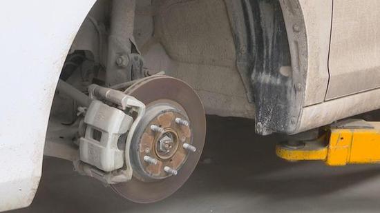 修个小剐蹭 花了两万多?车主直接被气哭!