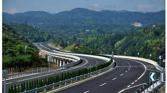 高速限速120 开100却两本驾照都不够扣的