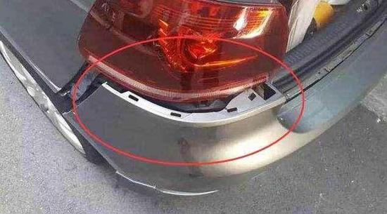 发现车被刮了 车主愤怒至极