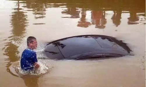 原来汽车被淹时 这样可以打开车门！