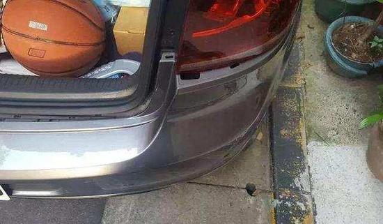 发现车被刮了 车主愤怒至极