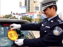 而且,实习贴并没有像网上传闻那样,贴上去就撕不下来,现在有一种吸附贴的实习标志,方便的很,那么,你的车贴过实习标志吗?