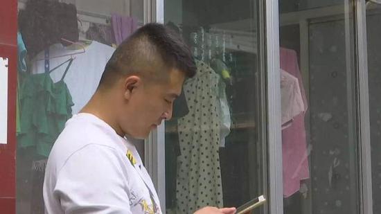 修个剐蹭,保险公司就赔了两万多,小张越想越不对劲,再仔细瞧瞧自己的车,更不对劲了。