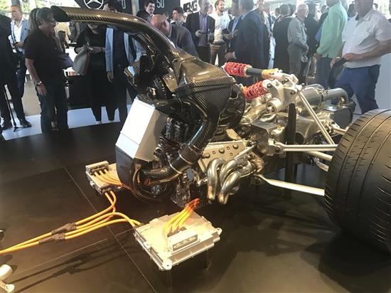 Project One采用了碳纤维进气，有助于进一步减轻车身质量。其发动机布局形式也与F1极为相似。
