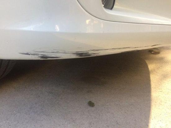 相对于铁的保险杠,塑料保险杠的优点更多,下面就让我们来看看塑料保险杠都有哪些优点。