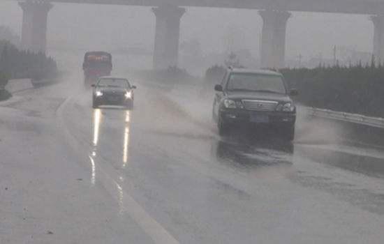 “高速上面遇到大暴雨怎么办”？老司机教你关键时刻能保命