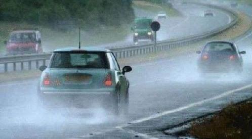 “高速上面遇到大暴雨怎么办”？老司机教你关键时刻能保命