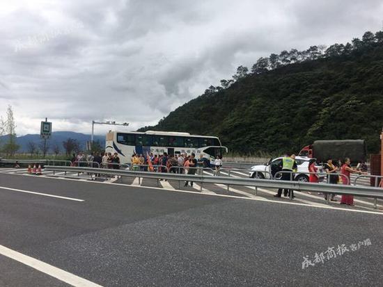 大巴出故障 大妈高速路跳起广场舞