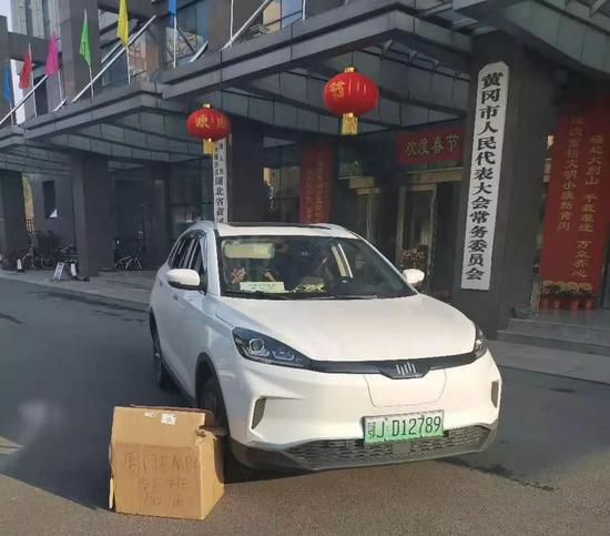 日夜兼程,威马汽车捐助的物资趁着夜色到达黄冈