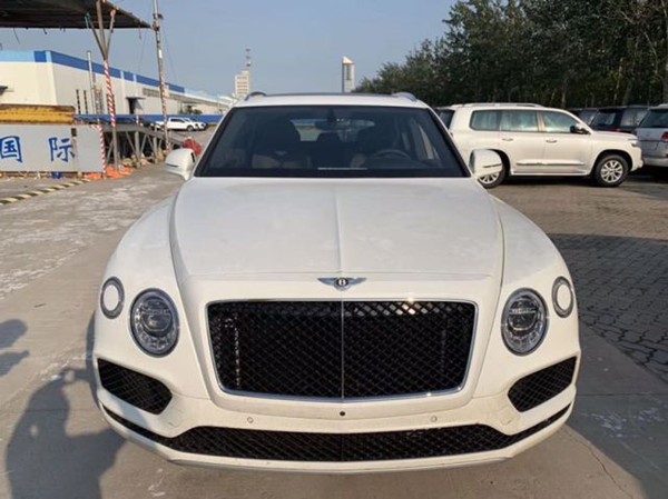 19款宾利添越4.0 港口现车颜色齐价格低