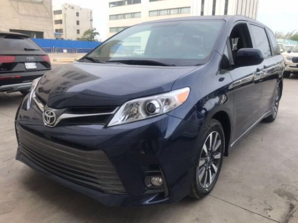 2020款丰田塞纳两驱XLE巴黎夜色蓝