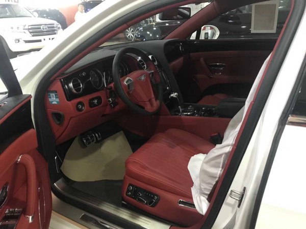 18款宾利飞驰V8S 白红现车优惠价特卖中