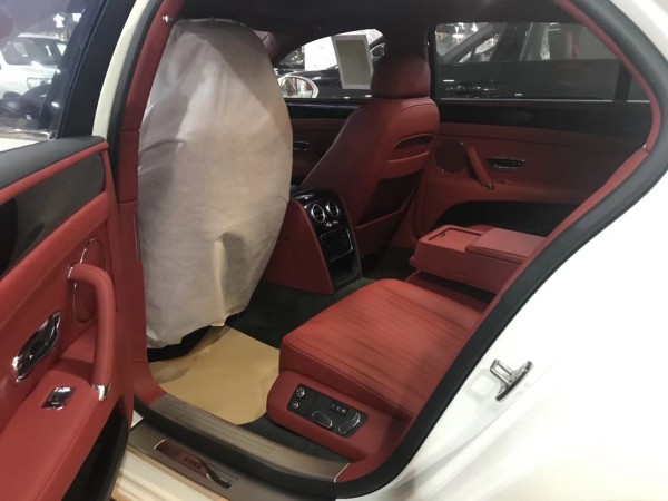 18款宾利飞驰V8S 白红现车优惠价特卖中